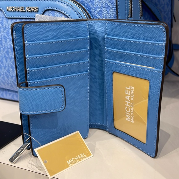 Michael Kors Medium Saffiano Leather Wallet
South Pacific
NWT - Picture 16 of 16